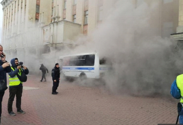 Разгоряченные рэпом активисты оппозиции разбивали стекла машин после концерта на Сахарова1