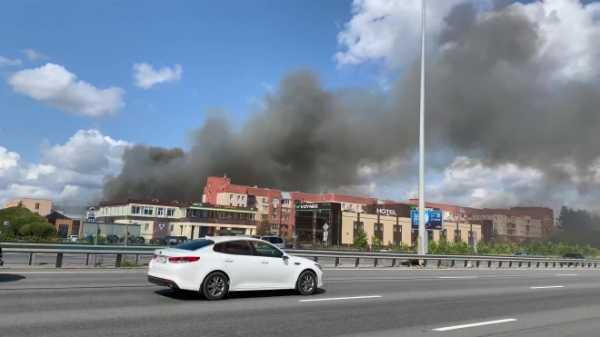 Видео: на Пулковском шоссе горит производственное здание 0