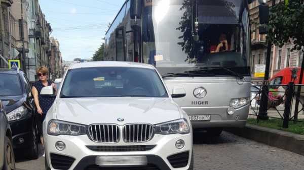 Женщина припарковала "BMW" посреди Большой Конюшенной улицы и ушла по магазинам