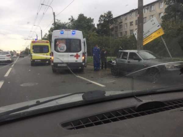 На Бухарестской улице легковушка смяла багажник после столкновения с дорожным знаком 1