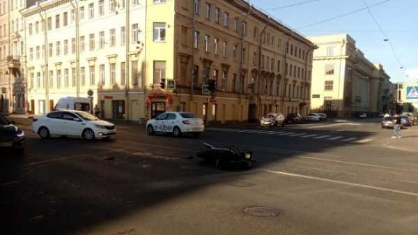 В центре Петербурга такси сбило мотоциклиста 