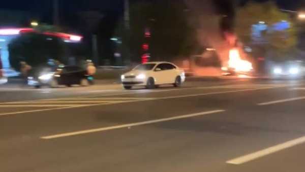 BMW врезался в столб и загорелся на перекрестке КИМа и Уральской0