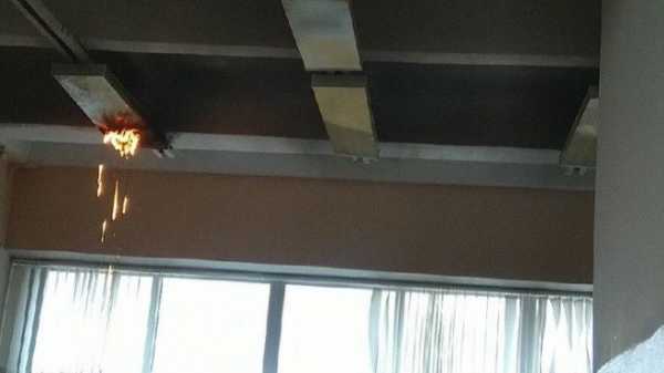 В колледже "Красносельский" во время урока загорелась лампа освещения