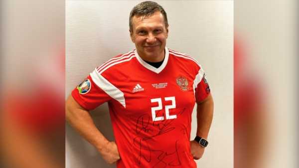 Черчесов подарил футболку Дзюбы ведущему Соловьеву