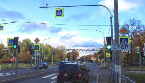 На перекрестке Санкт-Петербургского шоссе и Кропоткинской улицы включен светофор1