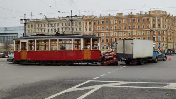 На Сенной площади ретро-трамвай врезался в иномарку