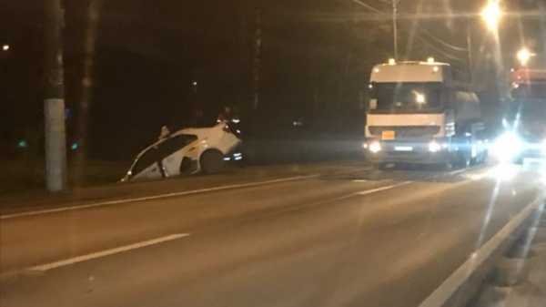 Такси упало в канаву на Красносельском шоссе 