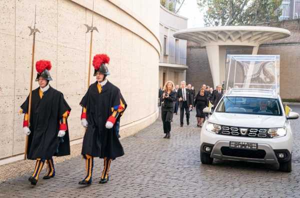 Автомобилем Папы Римского стал Renault Duster