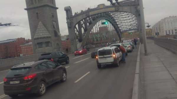 На Большеохтинском мосту столкнулись пять автомобилей