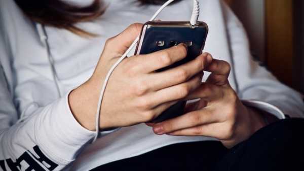 В Якутии школьница погибла из-за заряжающегося смартфона
