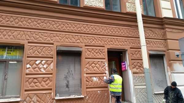 Рабочие исказили облик дореволюционного дома в Петербурге