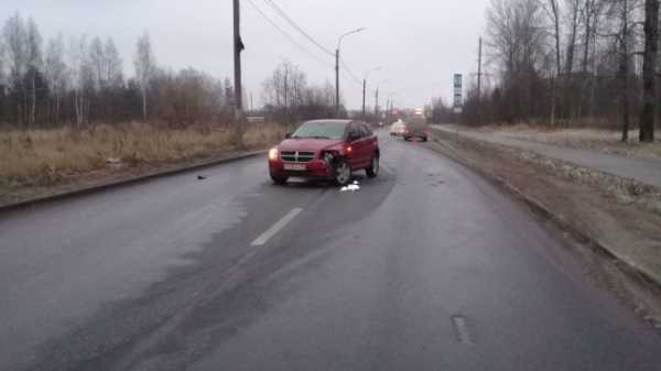 В Петергофе автоледи на "Додже" сбросила в кювет прицеп