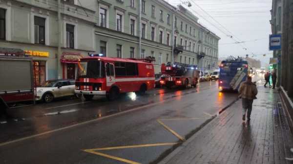 В центре Петербурга загорелся жилой дом. На месте работают 4 кареты скорой