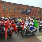 Тысячи мотоциклистов переоделись в костюмы Дедов Морозов, чтобы порадовать сирот