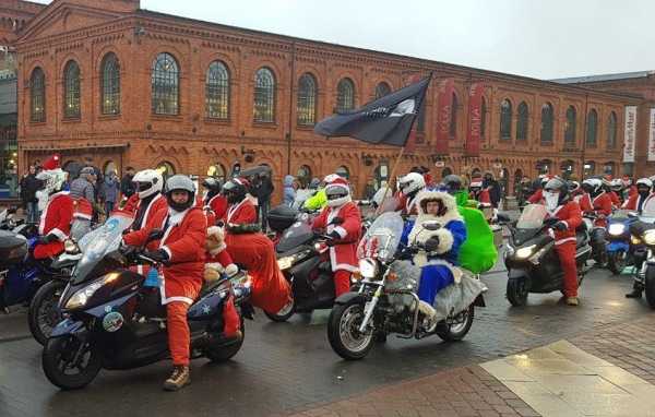 В Польше тысячи мотоциклистов переоделись в костюмы Дедов Морозов, чтобы порадовать сирот 