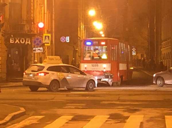 На улице Марата трамвай снял с двери такси металл1