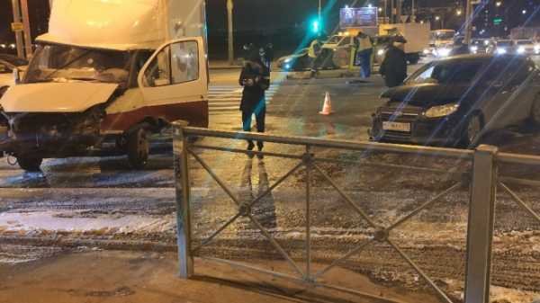 Светофор пострадал в ДТП во Фрунзенском районе 