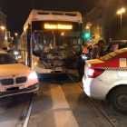 На Лиговском Мерседес и автобус застряли на трамвайных путях