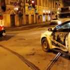На улице Марата трамвай снял с двери такси металл