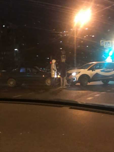 Видео: на Здоровцева столкнулись лбами два авто 0