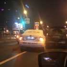 Такси не пролезло между двумя автомобилями на проспекте Большевиков