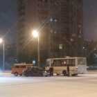 Маршрутка столкнулась с двумя автомобилями на перекрестке в Петербурге