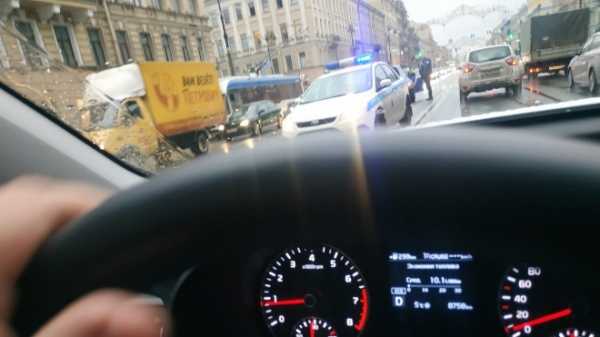 На Невском проспекте почтовый автомобиль врезался в машину ГИБДД
