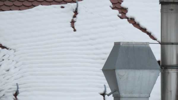 В Кемеровской области на годовалую девочку упал снег с крыши