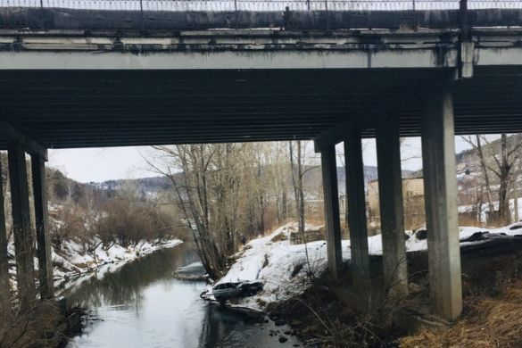В Челябинске машина с двумя девушками-подростками упала в реку с моста1
