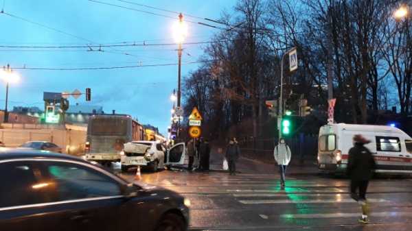 Водитель "БМВ" попытался скрыться после двух ДТП на Васильевском острове 