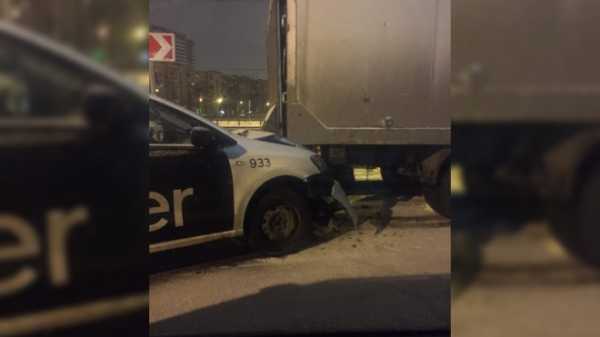 Таксист врезался в грузовик на выезде с Улицы Турку