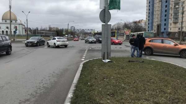 Водитель такси врезался в "Kia Rio" на перекрестке Сизова и Парашютной
