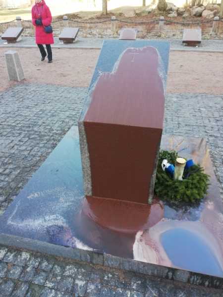 В Ленобласти вандалы залили краской мемориал финским жителям1