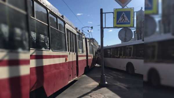 Автобус врезался в трамвай на улице Авиаконструкторов