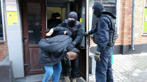 Видео: Под Костромой задержали лжецелительницу и ее помощников 0