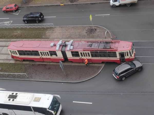Иномарка вызвала столпотворение трамваев на проспекте Авиаконструкторов0