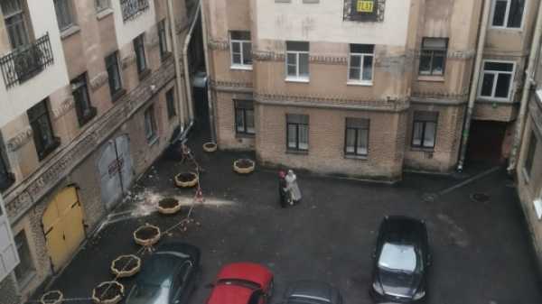 С фасада дома на улице Куйбышева на тротуар упал кусок лепнины