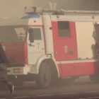 Восемь пожарных тушили ночью в Коломягах разгоревшийся Ленд Ровер
