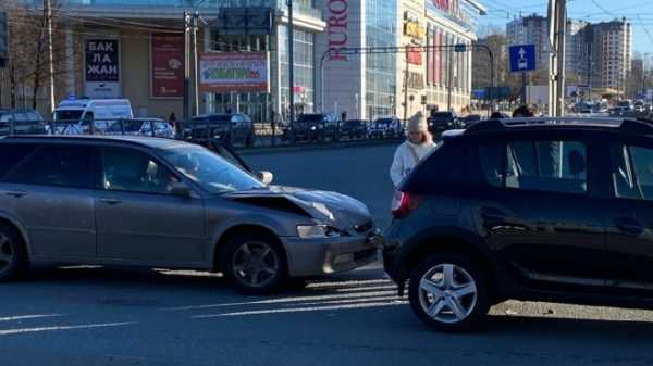 "Honda" влетела в "Sandero" на пересечении Кантемировской и Грибалевой 