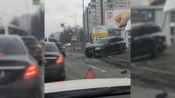 "Mercedes" и "Ford Focus" столкнулись на перекрестке Богатырского и Планерной