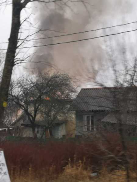 В поселке Сергиево загорелся частный жилой дом 1