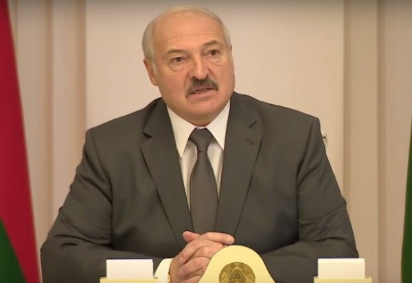 Лукашенко заявил, что коронавирус «атакует» курильщиков и любителей выпить0