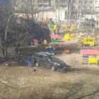 Иномарка въехала в забор детского сада на Новоизмайловском проспекте
