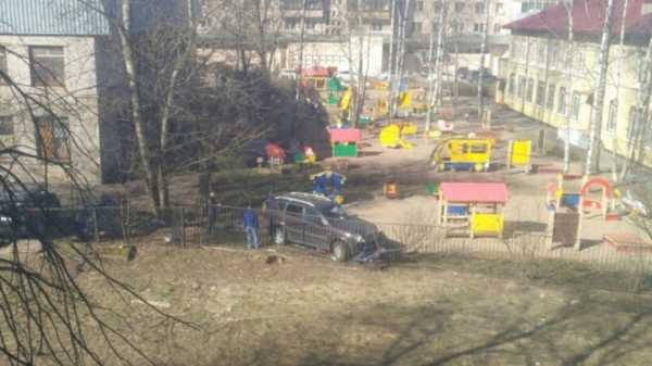 Иномарка въехала в забор детского сада на Новоизмайловском проспекте