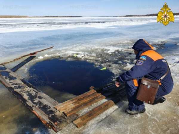 В Якутии машина с 5 детьми провалилась под лед2