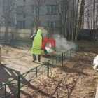 В Петербурге продолжают дезинфицировать детские площадки