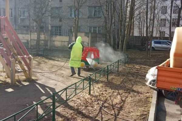 В Петербурге продолжают дезинфицировать детские площадки0