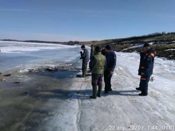 В Якутии машина с 5 детьми провалилась под лед1