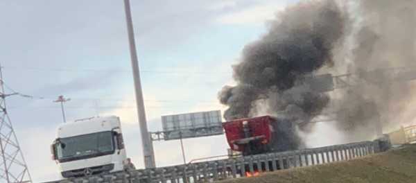 Видео: на юге КАД загорелся кузов грузовика0