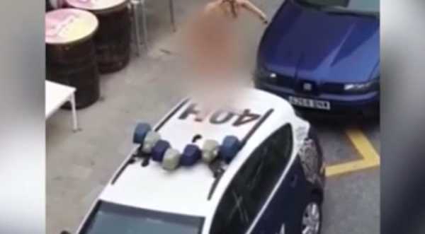 Голая женщина залезла на полицейскую машину, протестуя против самоизоляции0
